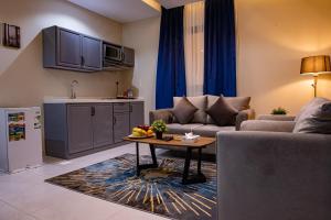 吉达idles By Staytion Serviced Apartments的客厅配有沙发和桌子