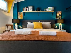普里什蒂纳Light and Bright Central的一间卧室设有一张蓝色墙壁的大床