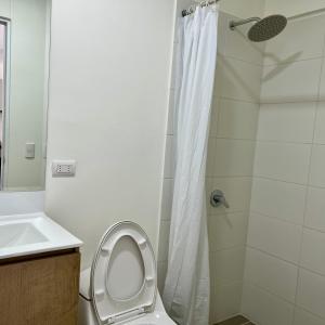 利马ACÉRCATE Aparts & Parking - BREÑA的一间带卫生间和淋浴的浴室