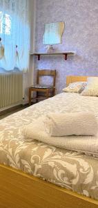 Appartamento Verdebleu - Lago e Terme客房内的一张或多张床位