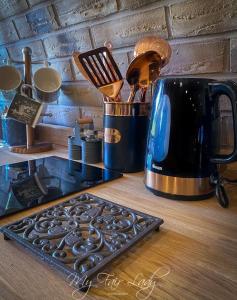 Llanrhaeadr-ym-MochnantThe Prancing Pony的厨房柜台配有茶壶和餐具