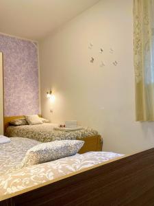 莱维科特尔梅Appartamento Verdebleu - Lago e Terme的卧室配有两张床,墙上有鸟儿