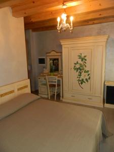 奇塔代拉Affittacamere Ai Fiori的一间卧室配有一张带书桌和吊灯的床。