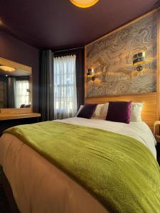 斯特兰福德Lough Rooms at The Artisan的一间卧室配有一张带绿毯的大床