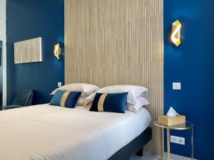 尼斯Appartement Urban 5的一间卧室配有一张带蓝色墙壁的大床