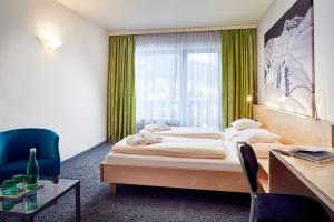 莱尔莫斯Loisach Smarthotel by keyone的酒店客房设有床和窗户。
