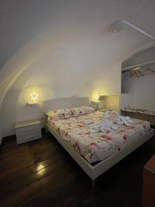 那不勒斯Guarracino P. Capodimonte Suite的卧室配有带白色棉被的床