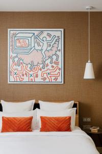 巴黎巴黎凡尔赛门展览中心艾佳套房酒店的一间卧室配有一张壁画床