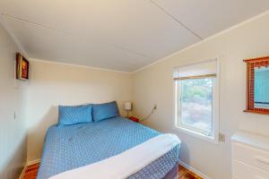 林肯市Anchor Court Views的一间卧室设有蓝色的床和窗户。