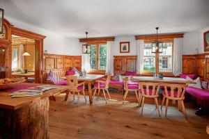阿尔滕马克特蓬高Bio-Pension Bliem的用餐室配有木桌和粉红色椅子