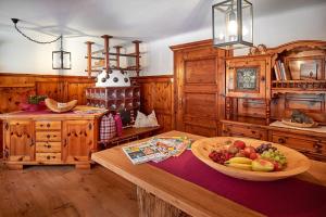 阿尔滕马克特蓬高Bio-Pension Bliem的厨房配有木桌上的一碗水果