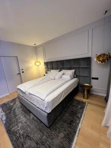 萨格勒布SDesign Luxury Zagreb apartment的卧室配有一张白色大床和地毯。