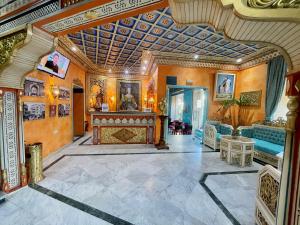 突尼斯Royal Victoria - Ex British Embassy的客厅设有华丽的天花板和壁炉