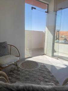 Al WāşilHome X4的客厅配有椅子和窗户