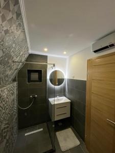 Klek 77 Luxury Chalets near Jahorina的一间带水槽和镜子的浴室