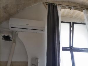 阿尔塔穆拉La casa di Carol的窗边墙上的空调