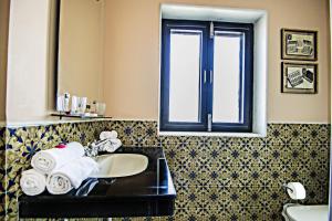 斋沙默尔索纳尔哈维里酒店的一间带水槽和窗户的浴室