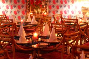 斋沙默尔索纳尔哈维里酒店的用餐室配有桌子和纸船