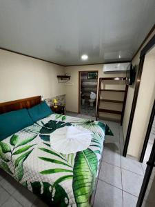 奎波斯城Casa Federico的一间卧室配有一张带绿色和白色棉被的床