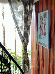 奎波斯城Casa Federico的挂在墙上的窗帘上,上面有妇女的照片