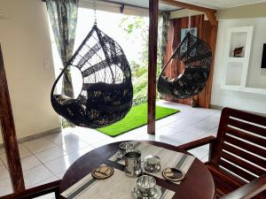 奎波斯城Casa Federico的用餐室配有2把挂椅和桌子
