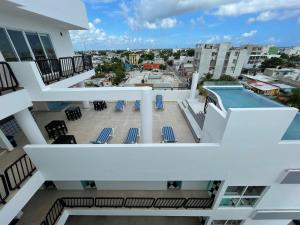 普拉亚卡门WINDAY HOTEL - Cerca 5a Avenida的从带游泳池的大楼的阳台上可欣赏到风景