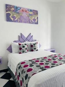 普拉亚卡门WINDAY HOTEL - Cerca 5a Avenida的一间卧室配有一张带黑白色棉被的床