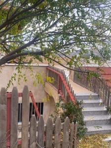 ZūbiyāGreen House的楼梯楼前的木栅栏