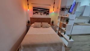 埃尔波提尔Vivienda Turística Playa El Portil的带厨房的客房内一间卧室,配有一张床