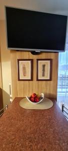 普列奈Apartamentai pas Danutę的电视机柜台上的一碗水果
