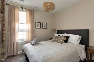多伦多Casa Hotels的一间卧室设有一张大床和一个窗户。