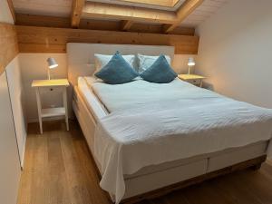 赖兴巴赫我的海德薇酒店的一间卧室配有一张带蓝色枕头的大床
