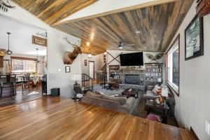 PiedmontWhitegate Lodge的客厅设有木制天花板和壁炉