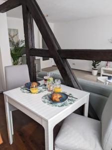 什未林Schlossblick - Modernes & zentrales Apartment mit Balkon und Arbeitsplatz的一张白色桌子,上面有盘子的食物