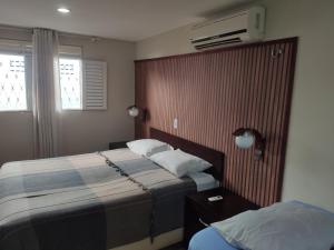 卢塞纳CASAMAR Lucena的酒店客房设有两张床和电视。