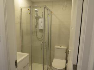 蒂厄姆Lavender Mews的浴室设有玻璃淋浴间和卫生间