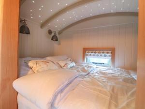诺丁汉Herbie's Shepherds Hut的一间卧室配有白色床单