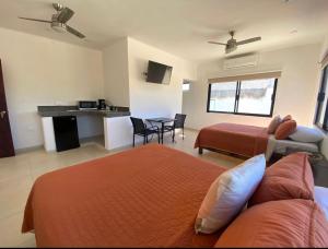 La Ventana帕拉伊索别墅酒店的一间带两张床的卧室和一间带桌子的厨房