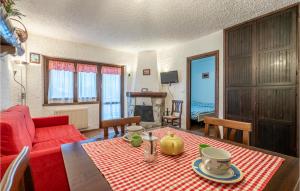 弗拉博萨索塔纳Borgo Stalle Bilo的客厅配有桌子和红色沙发
