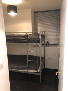 布里斯托2 bedroom flat in kingswood的客房设有两张双层床和一扇窗户。