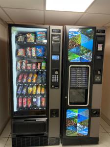 滨海圣波勒普瑞米尔当克科圣波勒苏尔梅尔经典酒店的自动售货机出售苏打水和饮料