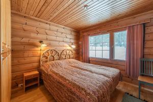 锡尔卡Chalet cheminee sauna PAS DE DRAP PAS DE SERVIETTE MENAGE COMPRIS的木制客房内的一间卧室,配有一张床