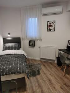 萨格勒布LaRoom - Free Parking的一间卧室配有一张床和一张书桌