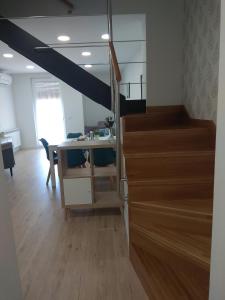 罗德里戈城Apartamentos Adarve的客房设有带书桌和桌子的楼梯。