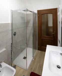 蒙福特达尔巴Langhe Apartament的一间带玻璃淋浴和水槽的浴室
