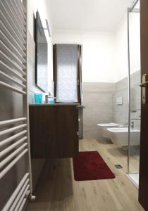蒙福特达尔巴Langhe Apartament的一间带水槽、浴缸和卫生间的浴室