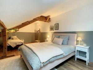 ZimmerbachAux Magnolias, Maison proche Colmar et Munster的一间卧室设有一张大床和梯子