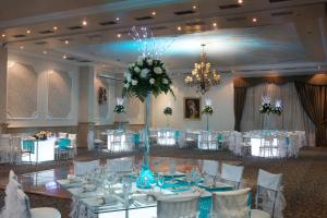 基多里约亚马逊酒店的宴会厅配有白色的桌子和白色的椅子