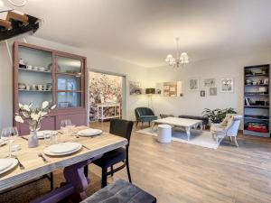 ZimmerbachAux Magnolias, Maison proche Colmar et Munster的一间带桌椅的用餐室