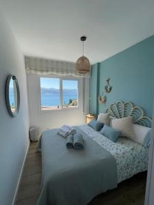 庞特维德拉Covelodge - Piso a pocos metros de la playa的一间卧室设有一张床,享有海景